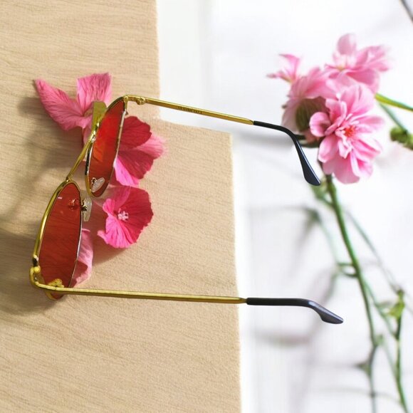 Vibrant red frames - Picture 2 of 3